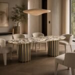 Masă de dining Breccia cu blat mineral crem și baze canelate bicolore – ambient de dining generat