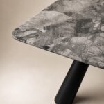 Detaliu generat al blatului mineral gri și al piciorului oblic negru