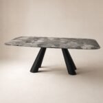Masă de dining Lithos cu blat mineral gri și picioare oblice – imagine principală generată