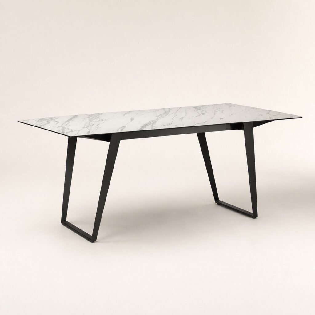 Masă de dining Vertex cu blat marmorat alb și cadre trapezoidale – imagine principală generată