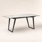 Masă de dining Vertex cu blat marmorat alb și cadre trapezoidale – imagine principală generată