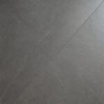 Parchet SPC Ardezie Antracit, detaliu al decorului și rostului