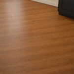 Parchet SPC Teak Arămiu, vedere amplă a pardoselii montate