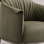 Detaliu generat al nubucului verde, pliurilor și cadrului bronz