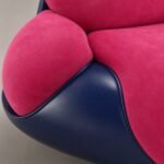 Detaliu generat al catifelei fucsia și soclului bleumarin