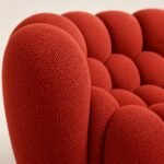 Detaliu generat al volumelor capitonate și tapițeriei coral-cărămiziu