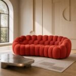 Canapea lounge curbată Cellula cu volume capitonate – ambient contemporan de galerie generat