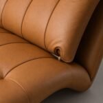 Detaliu generat al pielii cognac, canalelor capitonate și prinderii spătarului