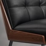 Detaliu generat al pielii negre, carcasei curbate și furnirului din nuc