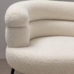 Detaliu generat al bouclé-ului ivoire și volumelor stratificate ale spătarului