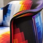 Detaliu generat al tapițeriei pixelate și al cadrului violet