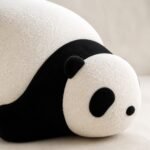 Detaliu generat al bouclé-ului și al capului de panda integrat