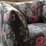 Detaliu generat al tapițeriei botanice și al îmbinării dintre braț și șezut