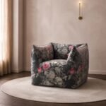 Fotoliu de accent Floris cu tapițerie botanică – ambient contemporan generat