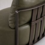 Detaliu generat al pielii verde-oliv, cadrului metalic și chingilor exterioare