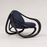 Balansoar sculptural Loop din lemn curbat – vedere posterioară generată