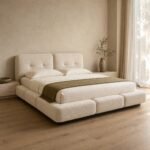 Pat tapițat modular într-un dormitor luminos