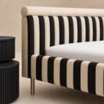 Detaliu generat al panourilor verticale bicolore, ruloului superior și piciorului champagne