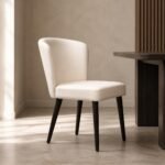 Scaun de dining tapițat Astirs, imagine ambientală generată