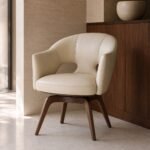 Fotoliu Biues din piele ivoire într-un interior contemporan