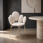Fotoliu sculptural Marcel Wanders într-un interior contemporan