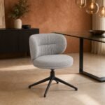Scaun de dining rotativ Caratos într-un interior contemporan