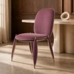 Scaun de dining tapițat Mantis într-un interior contemporan