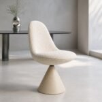Scaun de dining Romby cu finisaj ivoire într-un interior minimalist