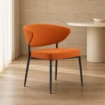 Scaun de dining tapițat Mills, imagine ambientală generată
