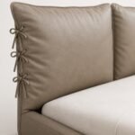 Detaliu generat al pernei din piele, paspoalului, capselor și legăturilor decorative