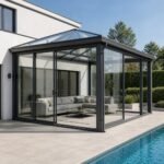 Vedere de ansamblu a unei grădini de iarnă din aluminiu