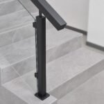 Detaliu de montaj pentru balustradă cu sticlă