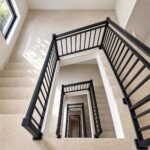 Vedere alternativă a unei balustrade cu bare verticale
