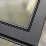 Detaliu de țesătură din inox și ramă din aluminiu