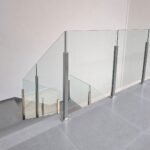 Balustradă de scară realizată cu sticlă laminată