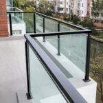 Balustradă de balcon realizată cu sticlă laminată